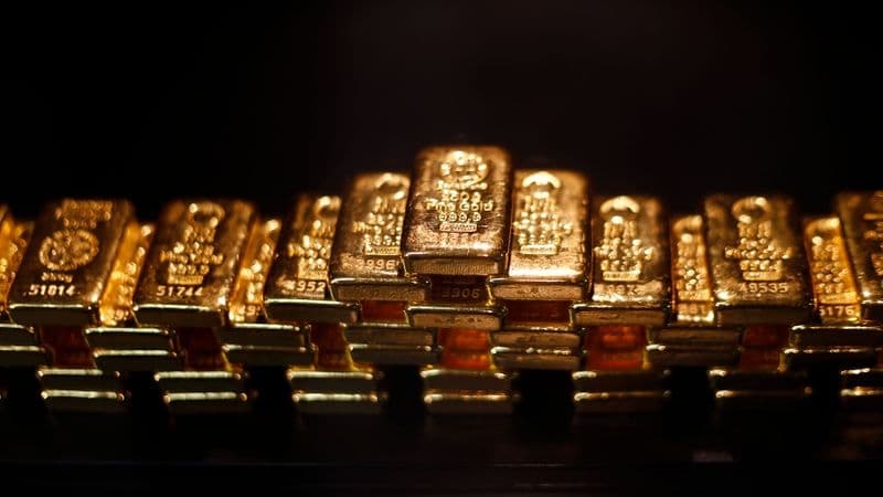 Золото дорожает на фоне ослабевшего доллара, ожиданий новых стимулов