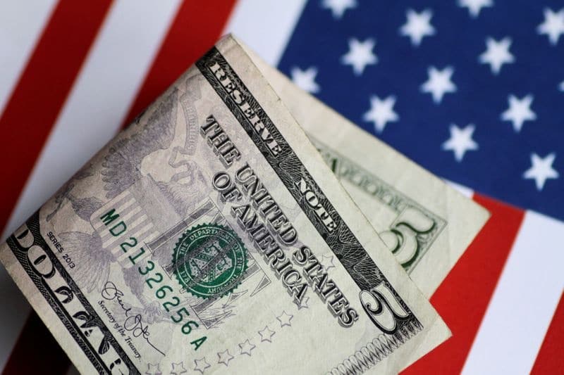 ЦБ РФ установил курс доллара США с 26 декабря в размере 73,6921 руб., курс евро - 89,8749 руб.