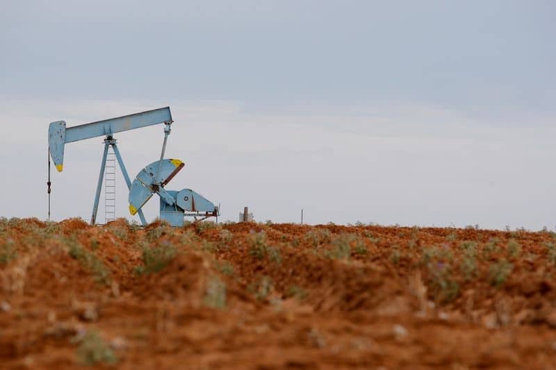 Цены на нефть снизились с 9-месячного пика из-за страхов о спросе