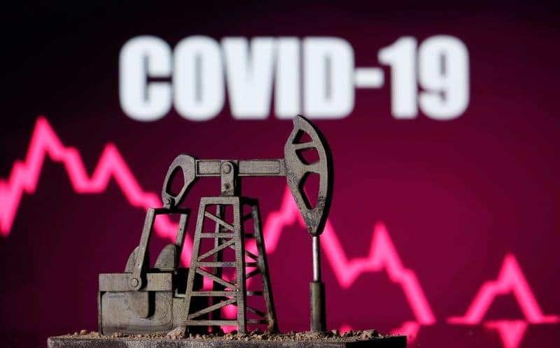 Цены на нефть упали почти на 3% из-за опасений о спросе на фоне новостей о новом штамме коронавируса