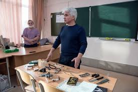 Челябинский адвокат рассказал школьникам о тюремных тату и показал кастеты