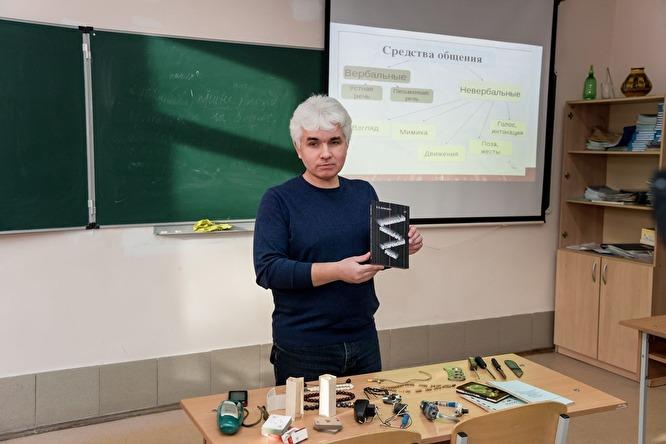 Челябинский адвокат рассказал школьникам о тюремных тату и показал кастеты