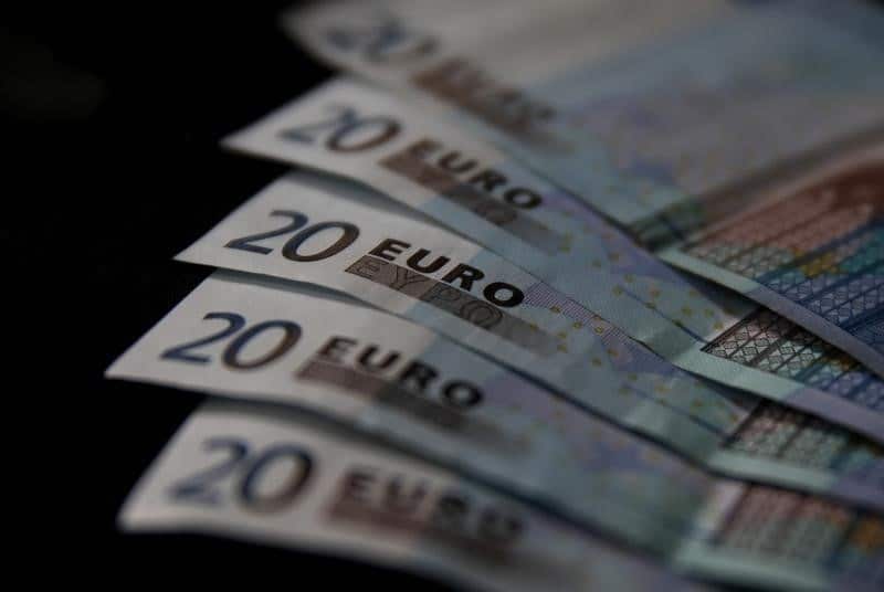 Доллар дешевеет к евро и иене в ожидании решений ФРС