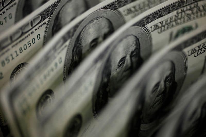 Доллар снижается на фоне прогресса в переговорах о стимулах в США и Brexit