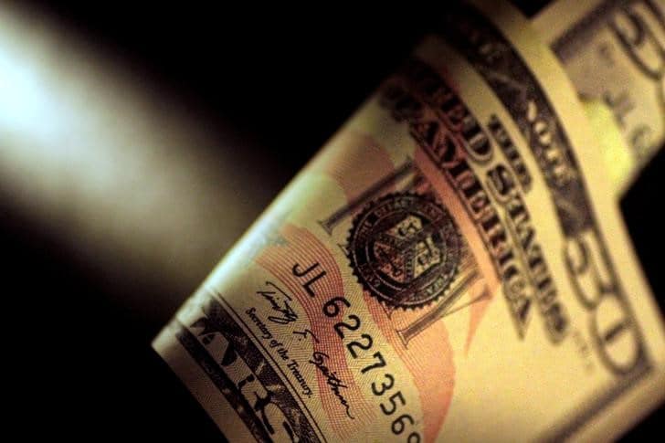 Доллар упал до многолетних минимумов