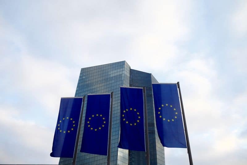 ЕЦБ, возможно, продлит экстренную программу скупки бондов на год -- Bloomberg News