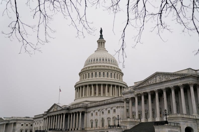 Конгрессмены США обсуждают последние детали стимулов сумму $900 млрд в связи с пандемией
