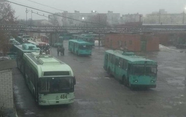 Ледяной дождь в Чернигове парализовал движение троллейбусов