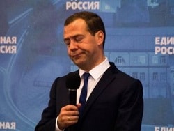 Медведев после санкций призвал приостановить связи с США