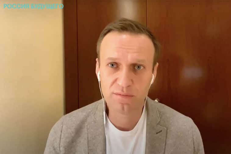 Навальный назвал «тухлой тыквой» версию Путина об отравлении