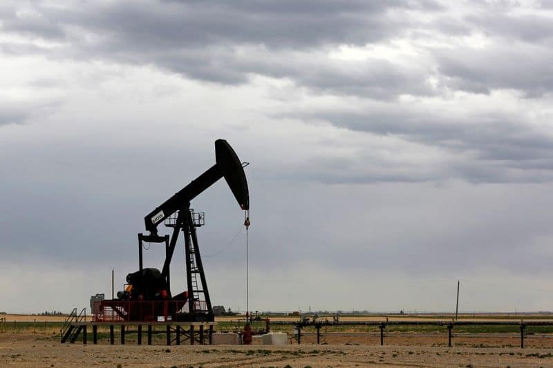 Нефть слабо дешевеет из-за неожиданного роста запасов в США