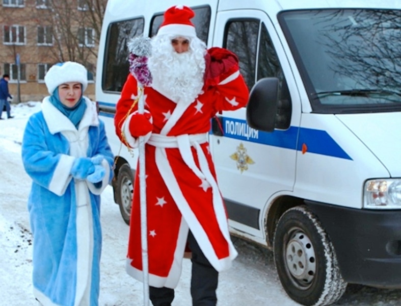 Роспотребнадзор не предписывает отказ от выступления Деда Мороза и Снегурочки для детей