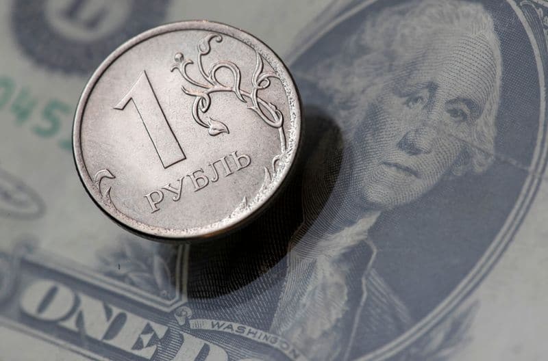 Рубль дешевеет к доллару и евро из-за тревог о новых санкциях
