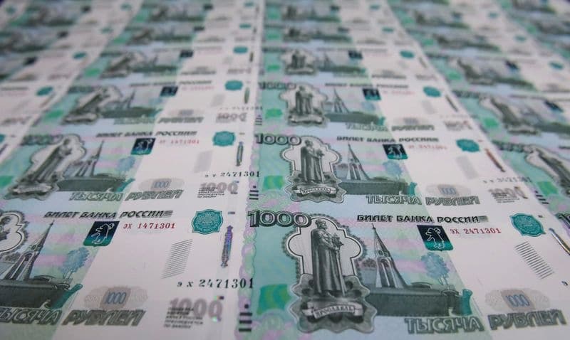 Рубль обновил пик 3,5 мес на фоне низкого валютного спроса и роста ЕМ-аналогов