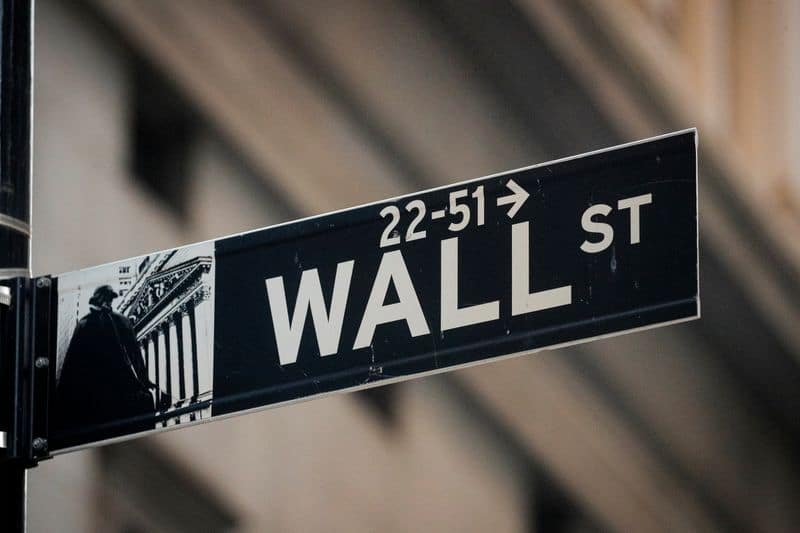 Уолл-стрит держится в узких диапазонах, в фокусе - ФРС