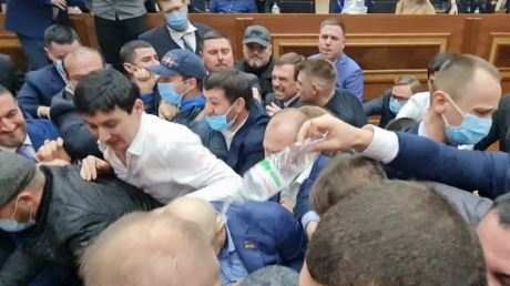В Одессе депутаты под крики "Янукович!" и "Юле волю!" устроили массовую драку