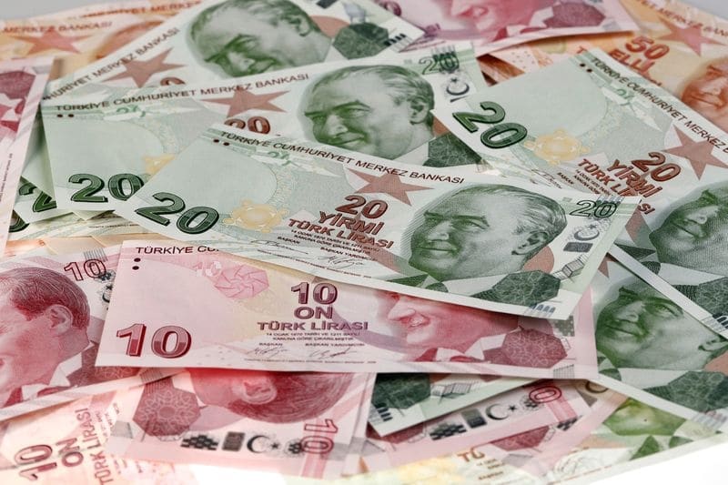 Валюты в плюсе, но турецкая лира снижается из-за тревог о санкциях США