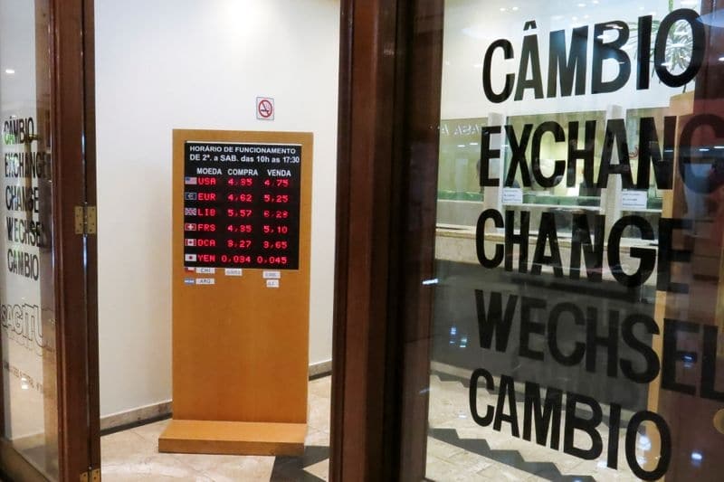 Акции у рекордного пика, валюты EMEA малоподвижны От Reuters
