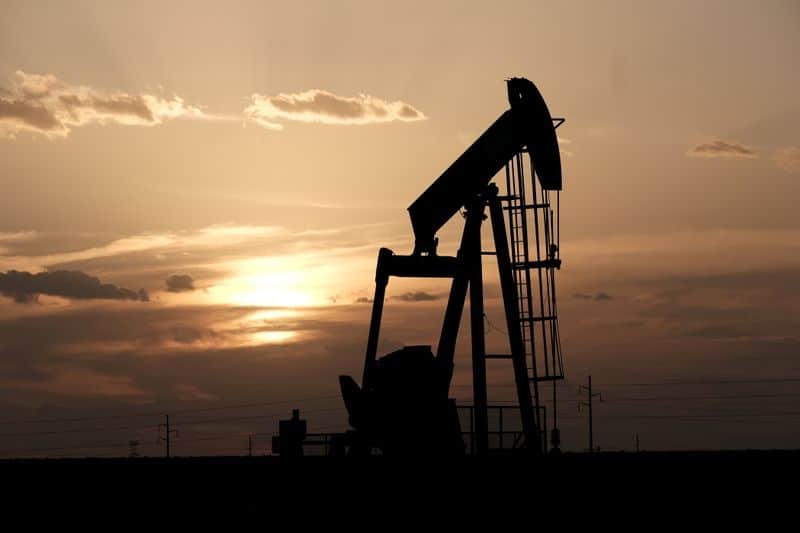 Цены на нефть растут до 11-месячного максимума после решения С.Аравии о сокращении добычи От Reuters