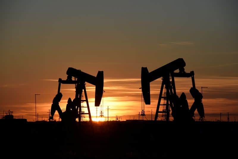 Цены на нефть растут на фоне снижения запасов США, спада вспышки COVID-19 в Китае От Reuters