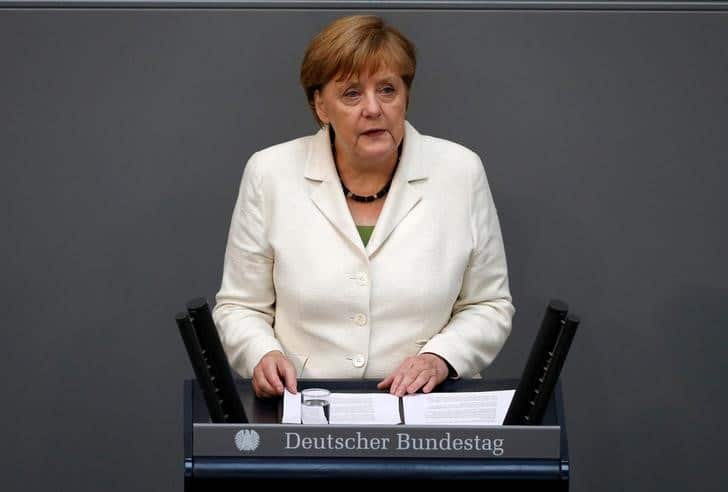 Германия предупреждает о возможном закрытии границ, продлевает локдаун От Reuters