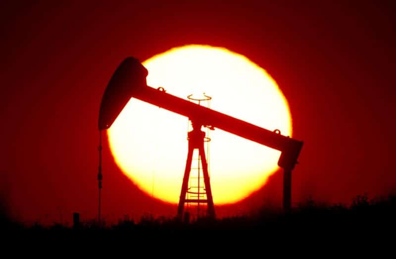 ГРАФИК-Энергетические тяжеловесы сокращают разведку нефти и газа из-за пандемии От Reuters
