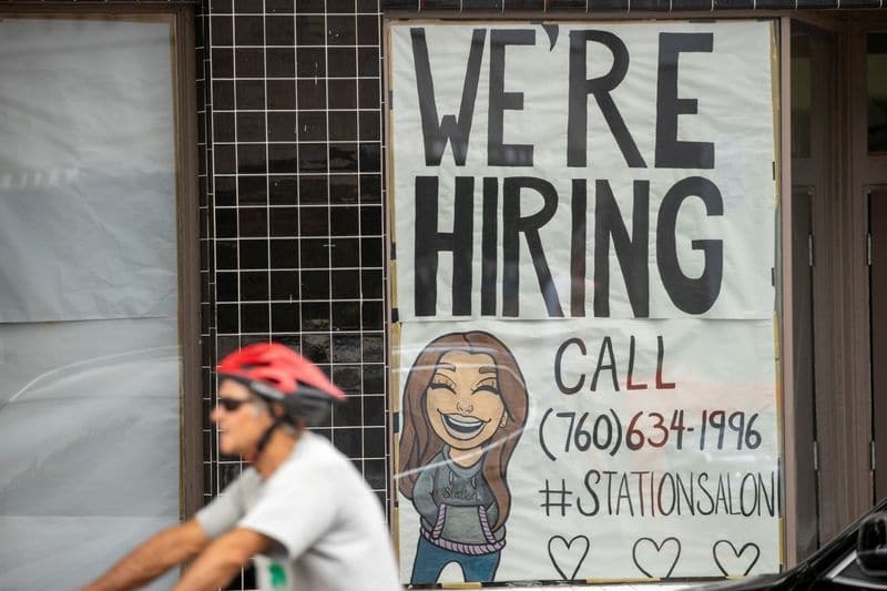 Количество заявок на пособие по безработице в США сократилось до 900 тыс. От Investing.com