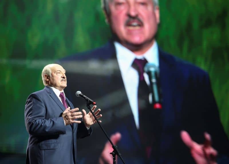 Лукашенко пообещал подготовить поправки в конституцию до конца 2021 года От Reuters
