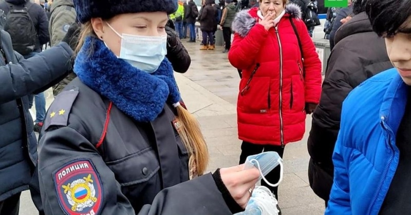 Полиция раздает маски участникам незаконной акции в центре Москвы
