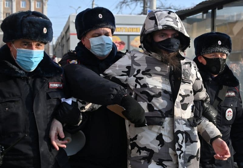 Полиция задержала более 300 участников протестов в поддержку Навального От Reuters