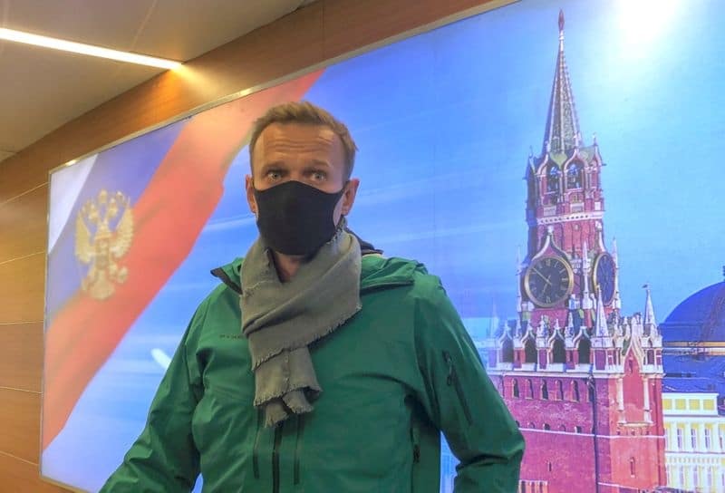 Полиция задержала Навального по прилете в Москву, поместила под стражу до суда От Reuters