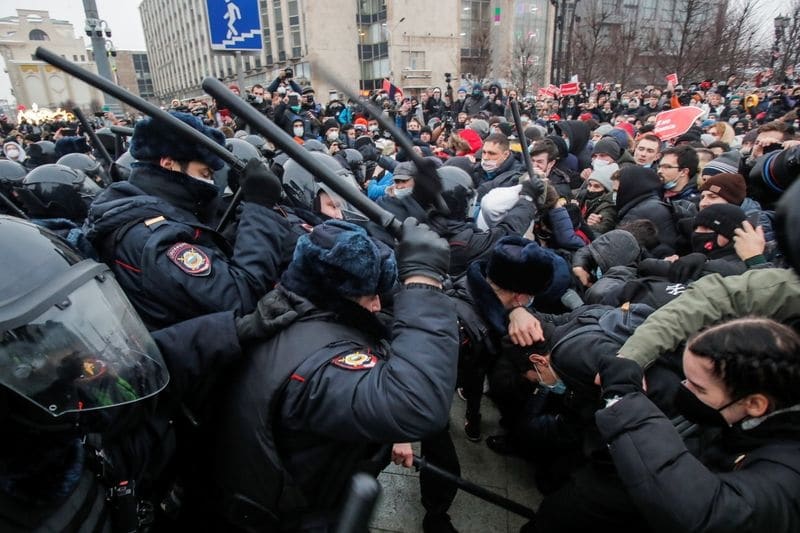 Протестная активность россиян может повлечь внеплановый рост госрасходов -- аналитики От Reuters