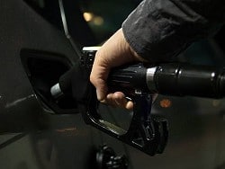 «Роснефть» почти на рубль подняла цену на 98-й бензин на Сахалине 