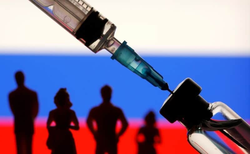 Россия с понедельника приступит к вакцинации всего населения От Reuters