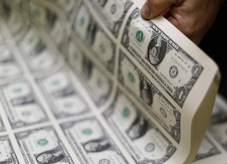 Рубль подрастает к доллару из-за надежд на новые американские стимулы От Reuters