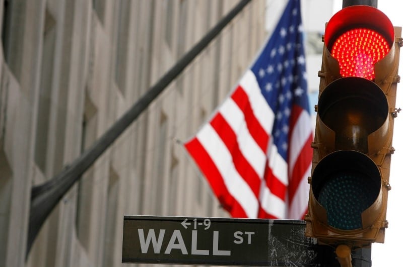 Уолл-стрит снижается на фоне политической встряски в США От Investing.com