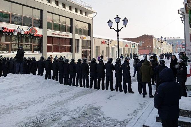 В Иркутске и Новосибирске силовики разгоняют немногочисленных протестующих
