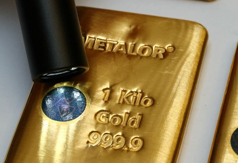 Золото растет, в фокусе - перспективы инфляции От Reuters