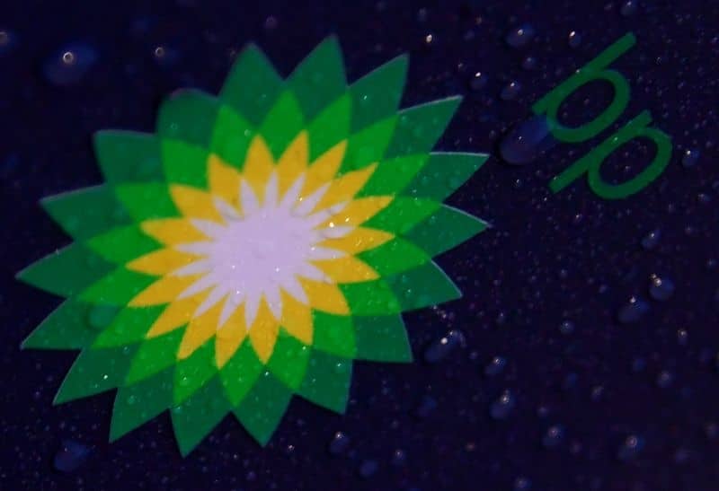 BP получила годовой убыток впервые за 10 лет От Reuters