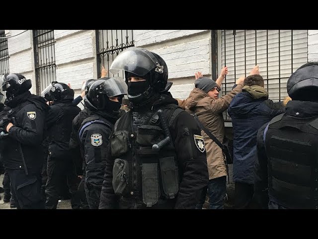 Бросивший файер в полицейских участник незаконной акции в Москве раскаялся