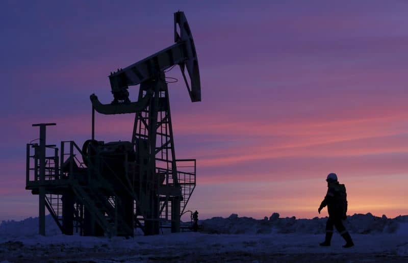 Цены на нефть снижаются после ралли От Reuters