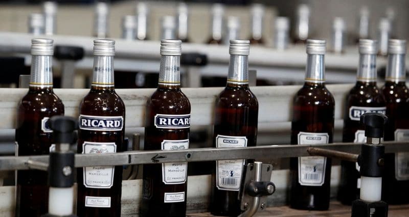 Чистая прибыль Pernod Ricard упала, но превысила ожидания От Reuters
