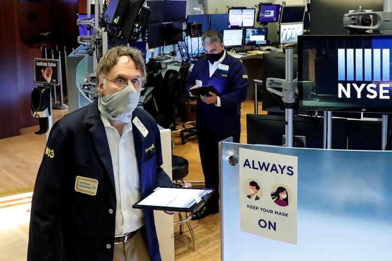 Dow достиг рекордного пика, инвесторы ждут новых стимулов после данных о безработице От Reuters