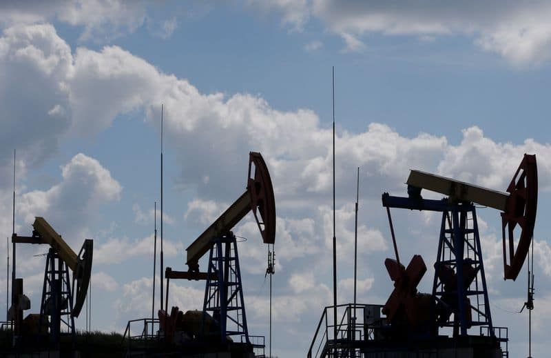 FACTBOX-Как нефтекомпании РФ сокращают и наращивают добычу в рамках сделки ОПЕК+ От Reuters