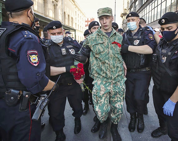 Госдума многократно повысила штрафы за неповиновение полиции на митингах