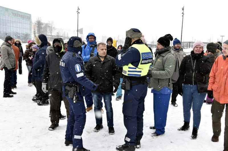 МИД привел Финляндию в качестве примера страны, где полиция применяет насилие