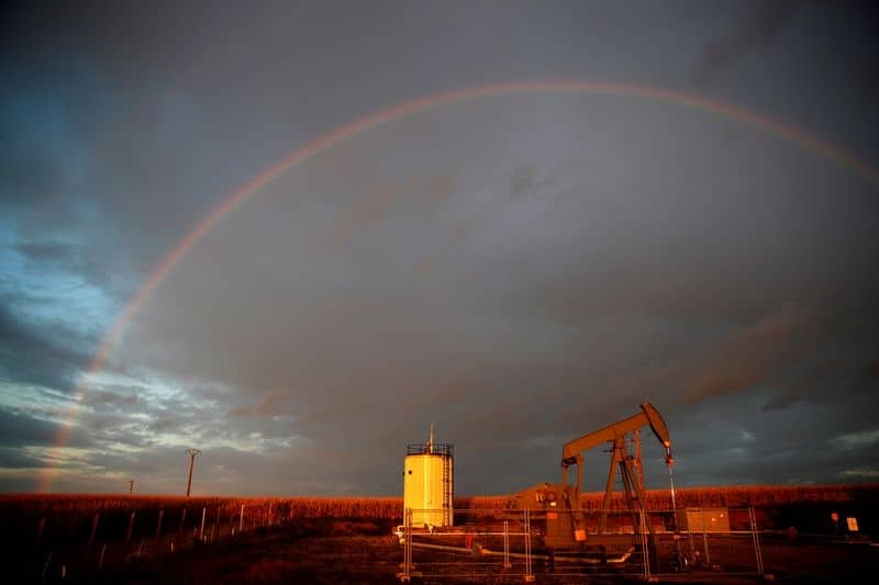 Нефть продолжает дешеветь под давлением новых штаммов COVID-19 От Reuters