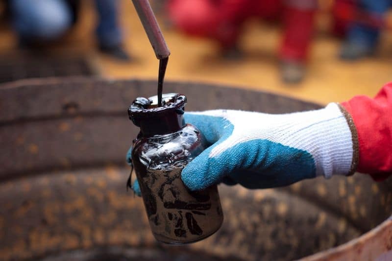 Нефть у максимума за 13 месяцев благодаря сокращению добычи, надеждам на восстановление От Reuters