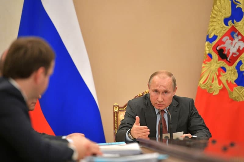 Путин заявил о необходимости защитить интересы "неквалов" на финрынке От IFX