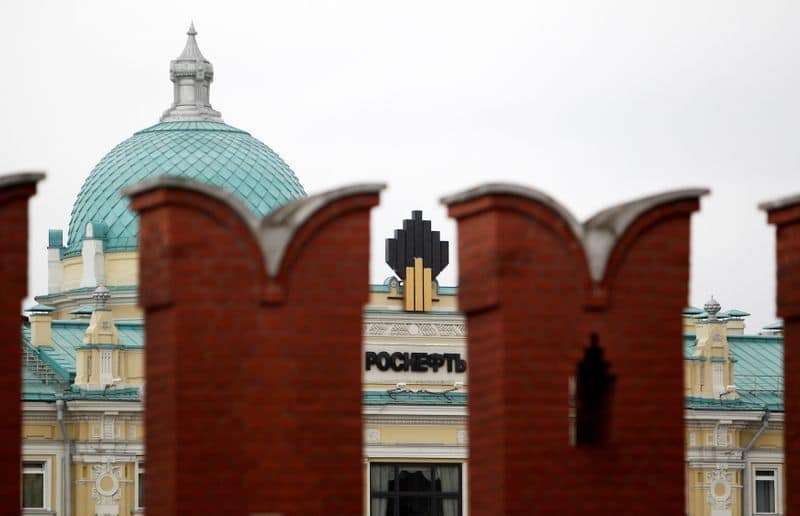 Роснефть получила прибыль по итогам 20г, уронив её на 79% из-за пандемии От Reuters